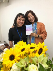 静岡で開催された香咲弥須子先生セミナーで、主催者の私と香咲弥須子先生が並んで写っている写真